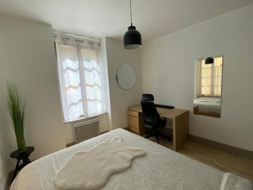 une chambre avec un lit avec une serviette dessus dans l'établissement Monge 2 T2 terrasse calme et chaleureux au cœur de Dijon, à Dijon