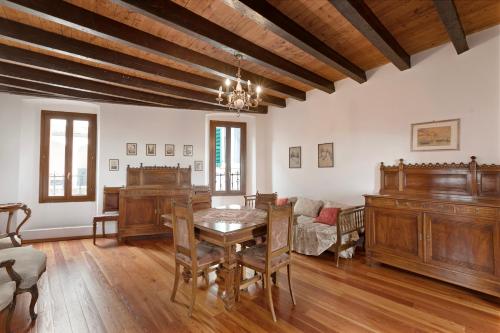 una sala de estar con una mesa y un sofá en Teseo House - Lake View - Happy Rentals, en Gardone Riviera