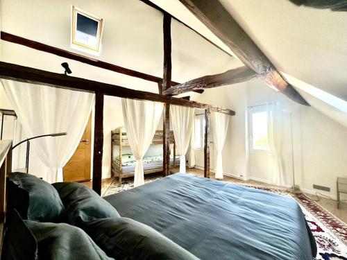 une chambre avec un grand lit dans une pièce dans l'établissement Poule Noire Terra Cotta, à Égreville