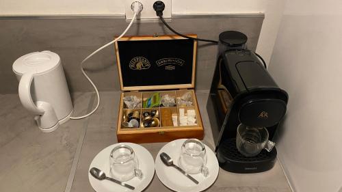 Příslušenství pro přípravu čaje a kávy v ubytování Magnifique T2 Cosy refait à neuf