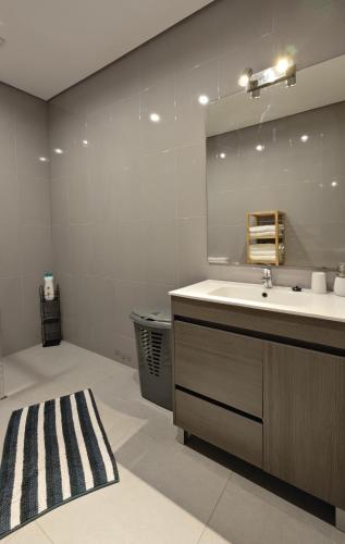 a bathroom with a sink and a mirror at Casa em Aldeia Pescadores in Vila Nova de Gaia