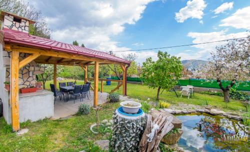 un cortile con gazebo e laghetto di Bega Apartman a Mostar