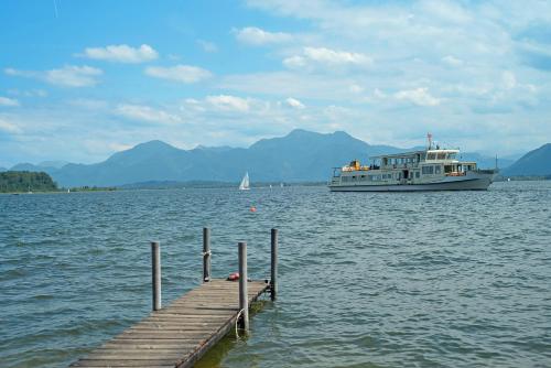 Afbeelding uit fotogalerij van Chiemsee Apartment Berge mit Tiefgaragenstellplatz in Prien am Chiemsee