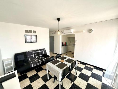 un salon avec une table et un canapé dans l'établissement Appartement 2 Pièces Port La Nouvelle PN540-012, à Port-la-Nouvelle