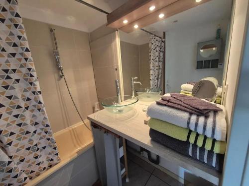 une salle de bain avec deux lavabos, un miroir et une baignoire dans l'établissement Appartement confortable à Bœrsch, 30 m² avec piscine, à Bœrsch