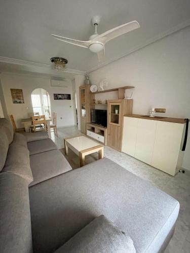 ein Wohnzimmer mit Couch und Tisch in der Unterkunft Apartment Rosa in Orihuela