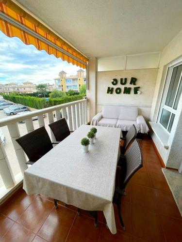 Zimmer mit einem Tisch und Stühlen auf einem Balkon in der Unterkunft Apartment Rosa in Orihuela
