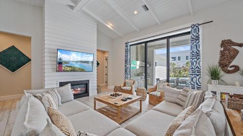 ein Wohnzimmer mit Sofa und Kamin in der Unterkunft Dream Island in Sarasota