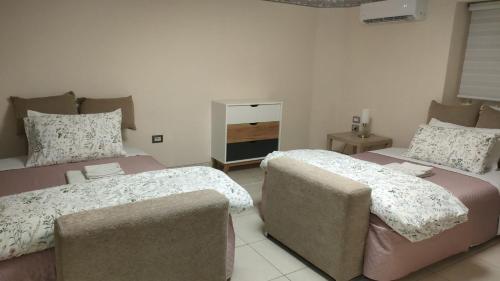 two beds sitting next to each other in a room at Casa dei Sofisti in Lentini