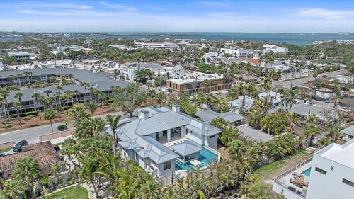 eine Luftansicht einer Stadt mit einem Haus in der Unterkunft Dream Island in Sarasota