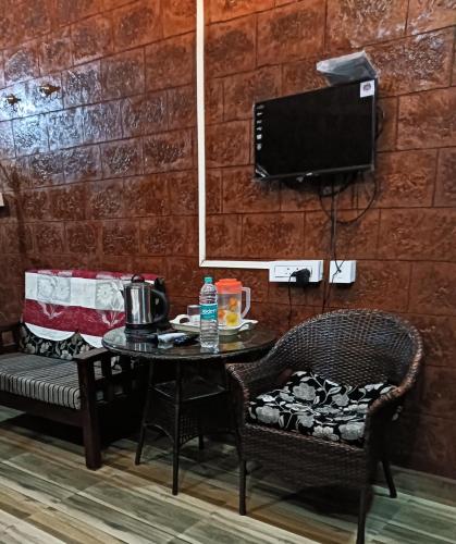 Una televisión o centro de entretenimiento en Good Vibes Homestay-Honnavar