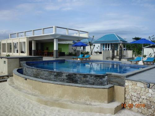 a swimming pool in front of a house at Cliff Park Lembongan in Nusa Lembongan
