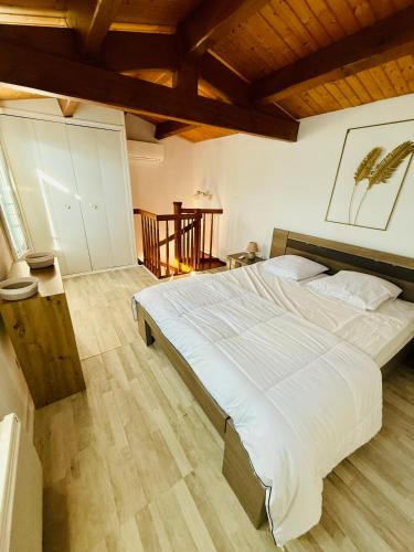 - un grand lit dans une chambre dotée de plafonds en bois dans l'établissement Maison tout confort 4 personnes port des salines 3 étoiles 2025, à Grand-Village-Plage