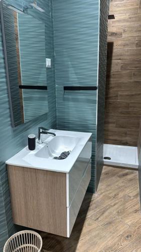 un bagno con lavandino e specchio di Miranda's house a Napoli