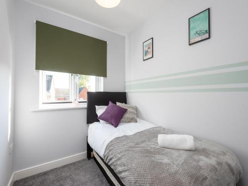 KentにあるCharming 3 Bed House For 5- City Central - Free Parkingのベッドと窓のある寝室