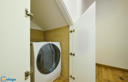 a laundry room with a washing machine in a room at Blue Heaven in Lierna