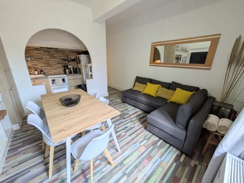 un salon avec un canapé et une table dans l'établissement Le Cocon localisation idéale, à Collioure