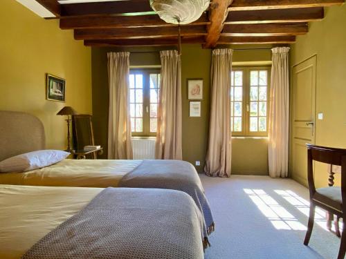 une chambre avec deux lits et deux fenêtres dans l'établissement Beautiful Character House In The Heart Of Vexin, à Hardivillers-en-Vexin