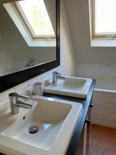 une salle de bain avec deux lavabos et un grand miroir dans l'établissement Beautiful Character House In The Heart Of Vexin, à Hardivillers-en-Vexin