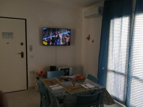 TV a/nebo společenská místnost v ubytování Appartamento con splendida vista mare