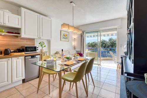 une cuisine et une salle à manger avec une table et des chaises dans l'établissement Apartment Poseidon - Sea View - Happy Rentals, à Drammont