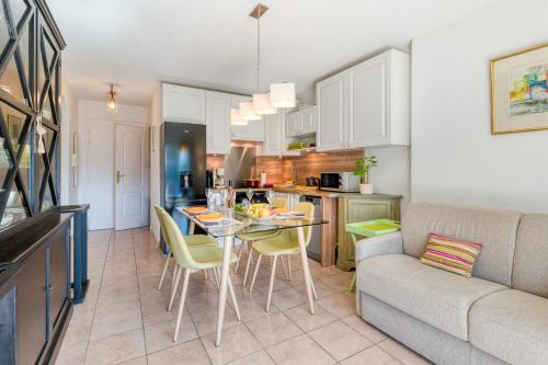 une cuisine et un salon avec une table et un canapé dans l'établissement Apartment Poseidon - Sea View - Happy Rentals, à Drammont