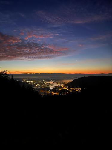 - une vue sur la ville au coucher du soleil depuis une montagne dans l'établissement Gîte Ardéchois avec vue magnifique, à Saint-Jean-de-Muzols