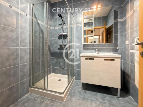 une salle de bain avec douche et lavabo dans l'établissement Victoria Calvi - Appartement T2, à Calvi