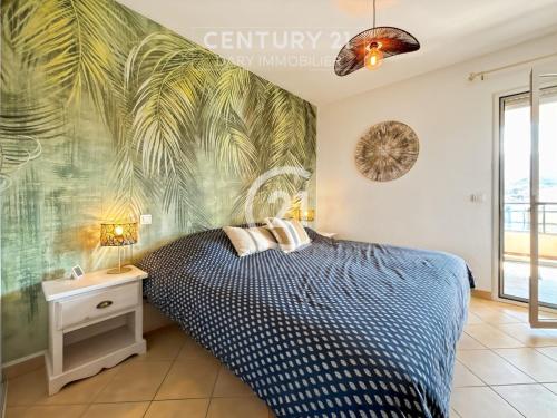 - une chambre avec un lit et une fresque murale de palmiers dans l'établissement Victoria Calvi - Appartement T2, à Calvi