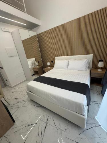 Ένα ή περισσότερα κρεβάτια σε δωμάτιο στο HOTIDAY Room Collection - Napoli Duomo