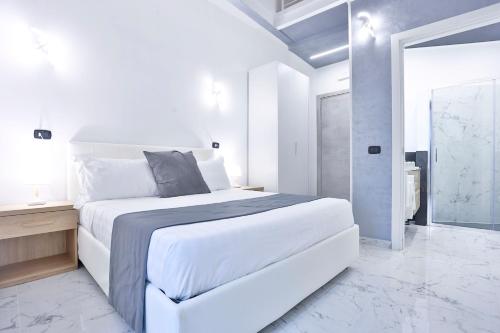 Ένα ή περισσότερα κρεβάτια σε δωμάτιο στο HOTIDAY Room Collection - Napoli Duomo