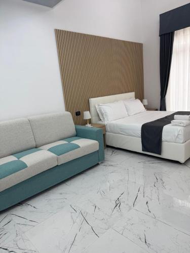Ένα ή περισσότερα κρεβάτια σε δωμάτιο στο HOTIDAY Room Collection - Napoli Duomo