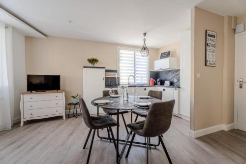 une cuisine et une salle à manger avec une table et des chaises dans l'établissement 