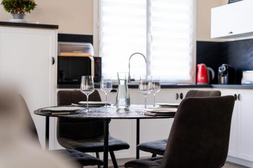 une cuisine avec une table avec des verres à vin dessus dans l'établissement 