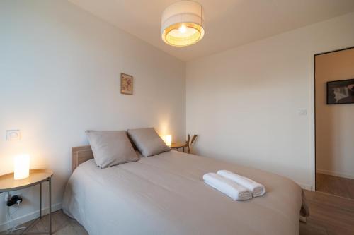 une chambre avec un lit avec deux serviettes dessus dans l'établissement Lakaz - Maison - Jardin - Wifi, à Laval