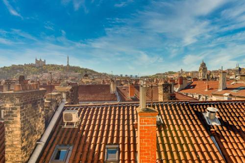 une vue aérienne sur une ville avec des toits dans l'établissement L'Observatoire - Appart au coeur de Lyon - Métros A et C, à Lyon