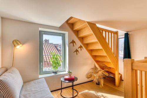 un salon avec un escalier et une fenêtre dans l'établissement L'Observatoire - Appart au coeur de Lyon - Métros A et C, à Lyon