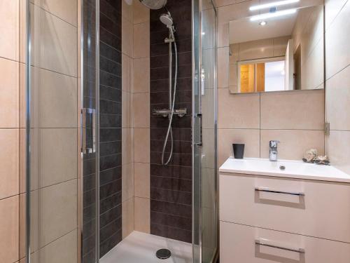 une salle de bain avec douche et lavabo dans l'établissement Charmant 2 pièces rénové, internet fibre, balcon, casier à ski, quartier paisible - FR-1-314-210, à Morzine