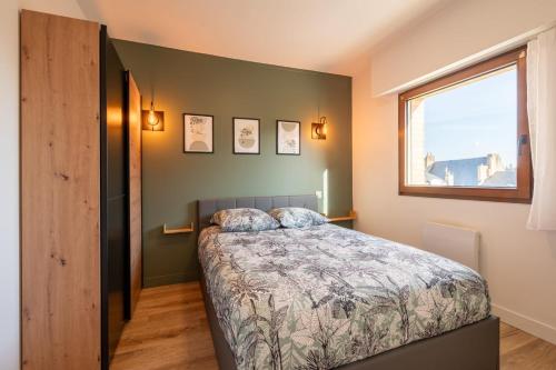 une chambre avec un lit et une fenêtre dans l'établissement Le Rivage - Wifi - Centre-ville, au Mans