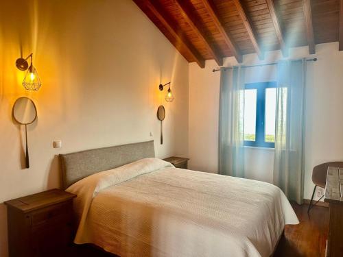 een slaapkamer met een wit bed en een raam bij Azores Quinta do Segredo in Ponta Delgada