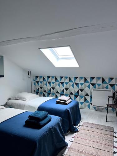 - une chambre avec 2 lits et une lucarne dans l'établissement Maison Biscaya Appartement 6 personnes St Jean Pied de Port, à Caro