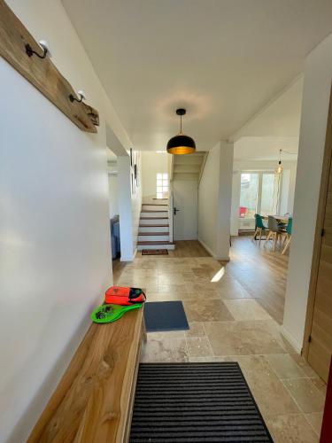 un couloir d'une maison avec un comptoir en bois dans l'établissement Ty Yan - wifi - nature, à Lanvéoc