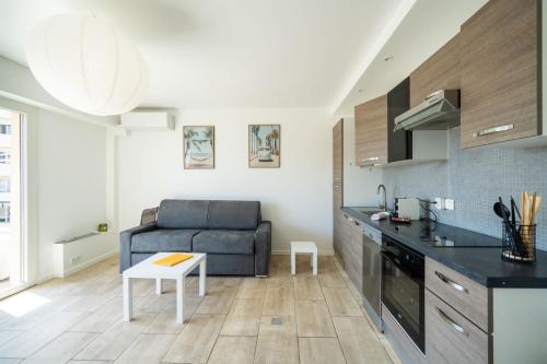 une cuisine et un salon avec un canapé et une table dans l'établissement Instant Cannois proche plage, gare, palais, à Cannes