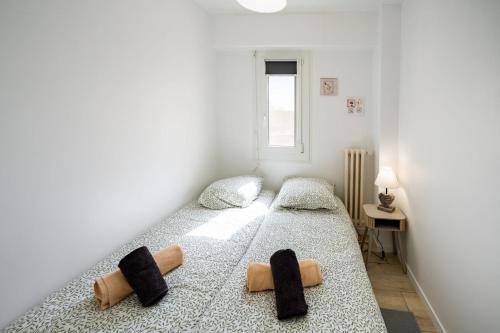 une chambre avec deux lits jumeaux et une fenêtre dans l'établissement Instant Cannois proche plage, gare, palais, à Cannes