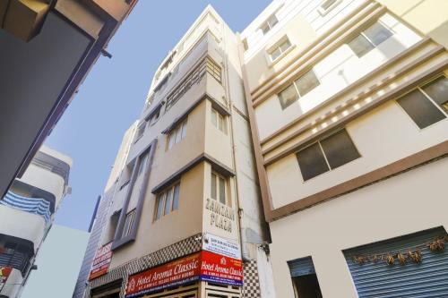 a building in the middle of a street at Hotel O Aroma Classic Near Nampally Railway station in Hyderabad