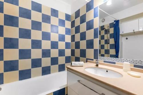 une salle de bain avec un lavabo et un miroir dans l'établissement Charmant studio à Hyères avec balcon - 25 m², à Hyères