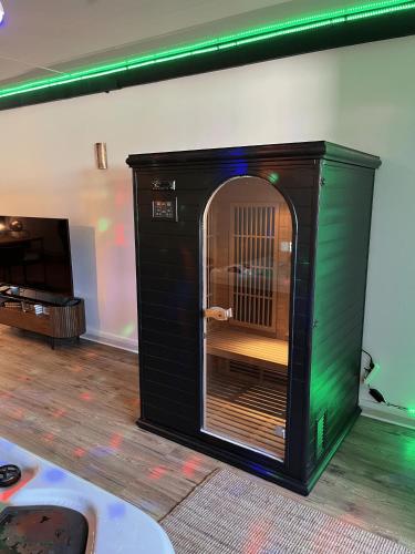 une enceinte noire avec une cage pour oiseaux dans une pièce dans l'établissement L'Imperial, à Arles