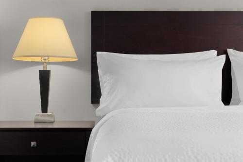 Una cama o camas en una habitación de Holiday Inn Ottawa East by IHG