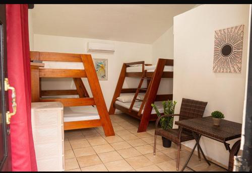 Двухъярусная кровать или двухъярусные кровати в номере Hotel Vive Uvita