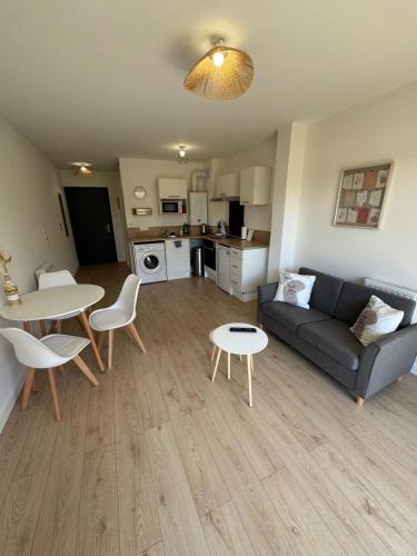 un salon avec un canapé et une table dans l'établissement Le Cocon Urbain, à Amiens